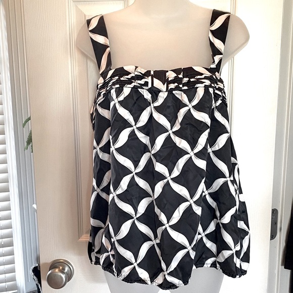 White House Black Market Tops - WHBM b/w 💯 silk adorable patterned tank! Size XL.